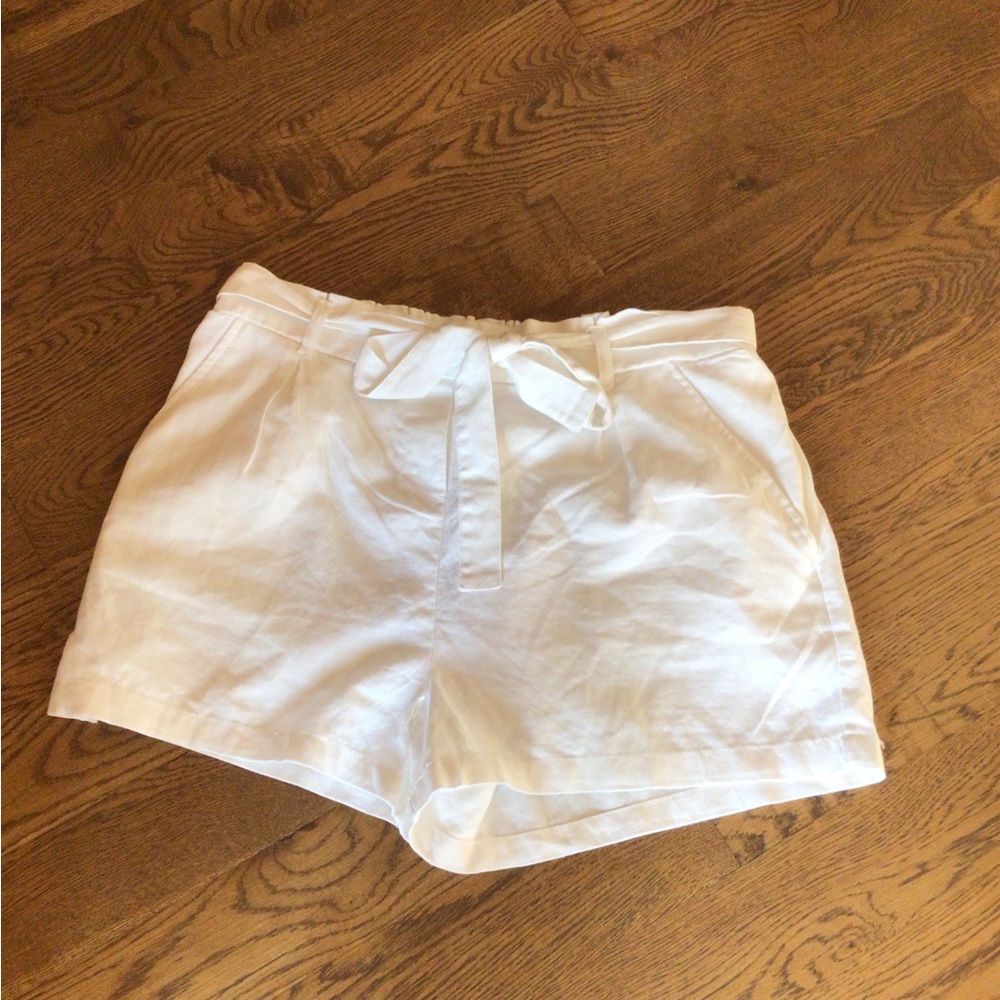 Women’s linen woven  tie front shorts.